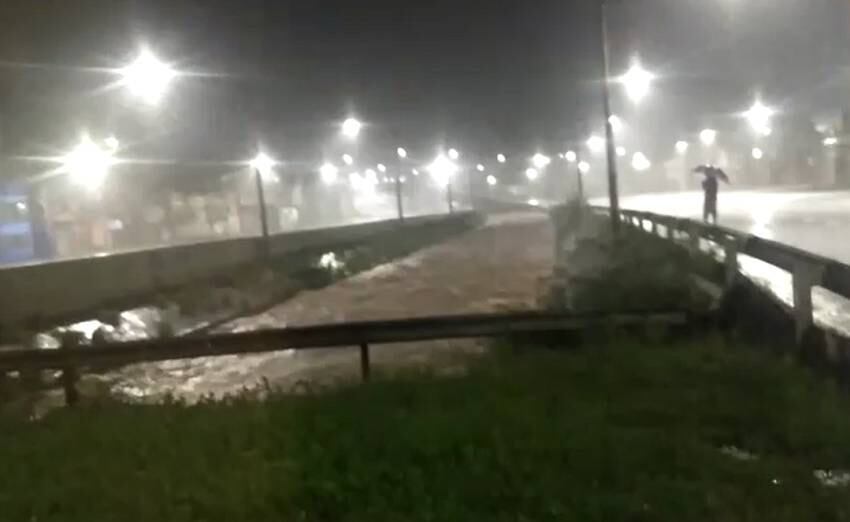 Avenida foi fechada durante a madrugada
