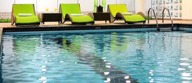 Depois de curtir festa no sambódromo, hotel ao lado da festa acolhe hóspede com piscina para relaxar