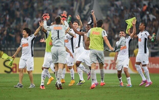 O Atlético-MG em 2014 também conseguiu este feito. Na Copa do Brasil daquele ano, o Galo perdeu por 2 a 0 para o Corinthians no jogo de ida. A diferença não é tão grande como a do Palmeiras, mas ela ficou maior quando logo no começo do jogo de volta, o Timão fez 1 a 0. Com muita garra, a equipe mineira mostrou força de vontade e virou o resultado para 4 a 1, em classificação heroica 