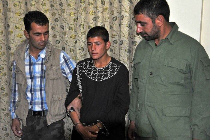 Em outubro, quatro pessoas foram presas no Afeganistão após decapitar uma jovem que se recusou a se prostituir. Mah Gul, de 20 anos, foi forçada pela sogra a dormir com um homem desconhecido. Após negar o ato, a jovem foi decapitada. Na imagem, o momento da prisão de Najibullah, um dos homens que ajudaram a matar a afegã