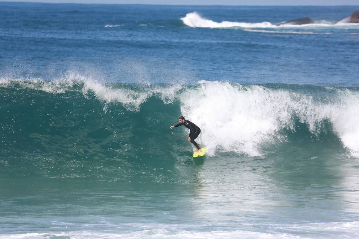 Cauã Reymond surfou no Recreio dos Bandeirantes nesta segunda-feira (21)