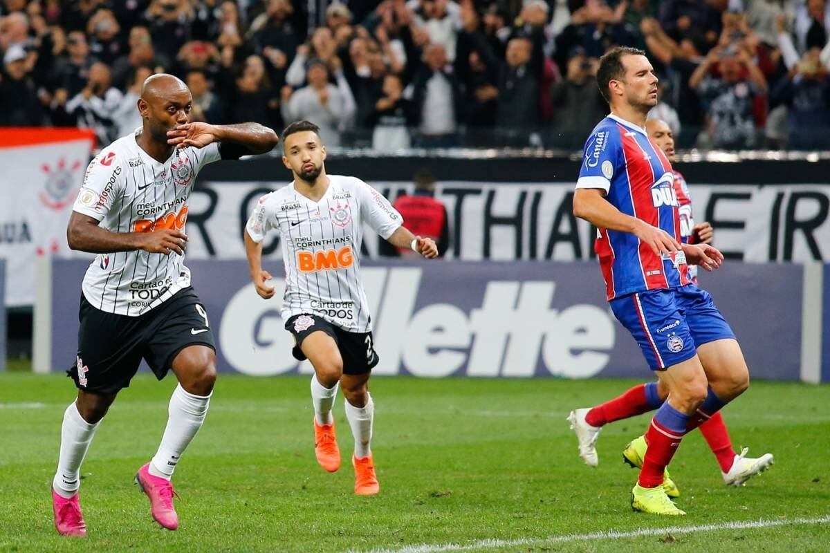 Corinthians vence Bahia dentro de casa com gols de Love e Clayson