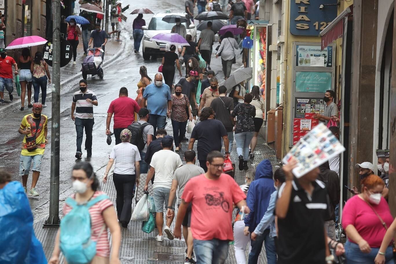 Médico avalia que flexibilização das restrições foi precoce