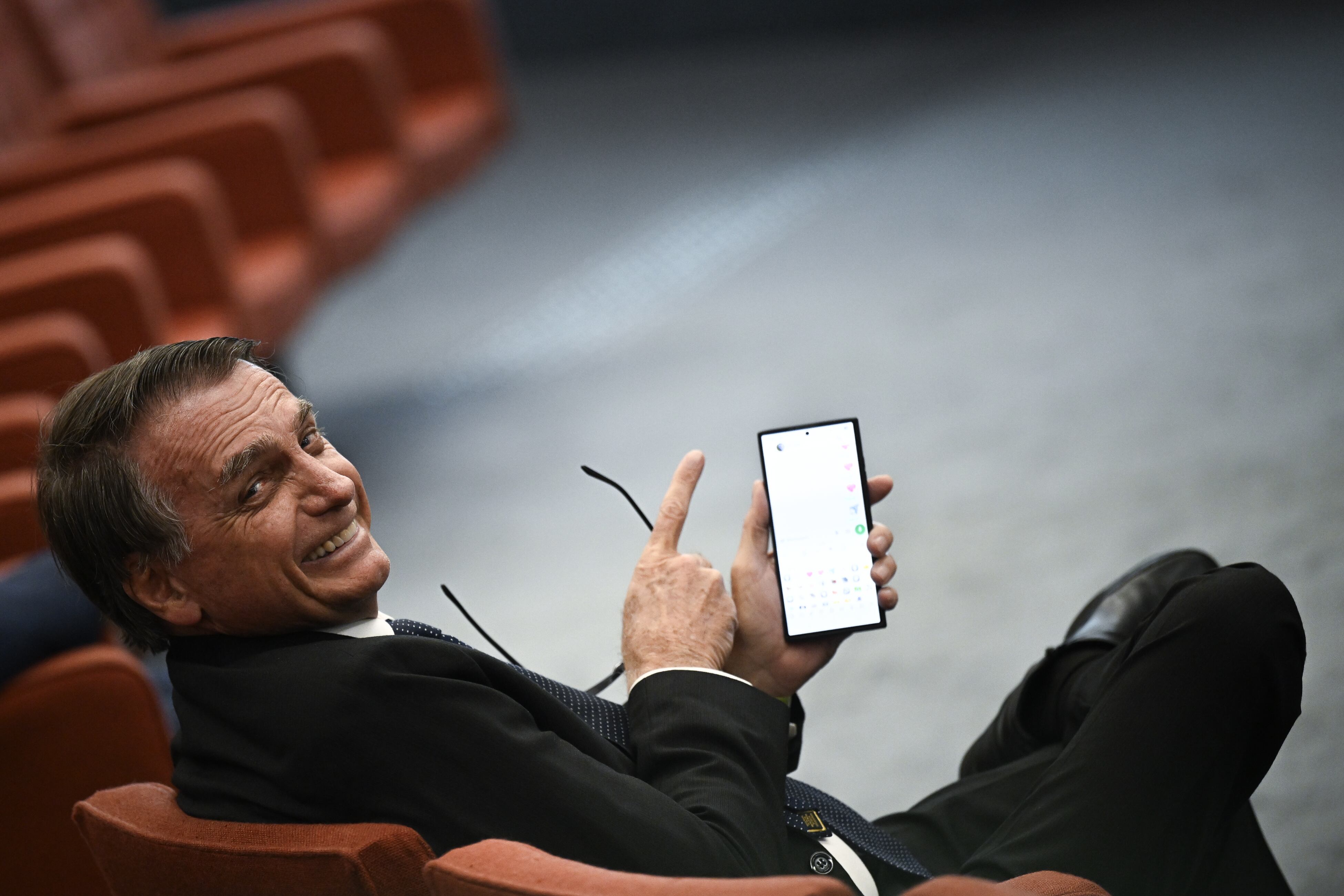 DF - BRASÍLIA, DEPOIMENTOS DOS RÉUS DO NÚCLEO PRINCIPAL DO INQUÉRITO QUE INVESTIGA UMA TENTATIVA DE GOLPE DE ESTADO. - POLÍTICA - DF - BRASÍLIA - 10/06/2025 - BRASÍLIA, DEPOIMENTOS DOS RÉUS DO NÚCLEO PRINCIPAL DO INQUÉRITO QUE INVESTIGA UMA TENTATIVA DE GOLPE DE ESTADO. - O ex-presidente do Brasil Jair Bolsonaro senta-se diante do juiz do Supremo Tribunal Federal Alexandre de Moraes durante seu julgamento no Supremo Tribunal Federal, juntamente com outros acusados em um suposto plano de golpe para manter Bolsonaro no cargo após sua derrota nas eleições de 2022, em Brasília, Brasil, terça-feira, 10 de junho de 2025. 10/06/2025 - Foto: MATEUS BONOMI/AGIF - AGÊNCIA DE FOTOGRAFIA/AGIF - AGÊNCIA DE FOTOGRAFIA/ESTADÃO CONTEÚDO