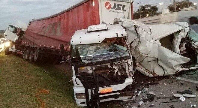 Colisão envolvendo sete veículos deixa nove vítimas em rodovia de Jundiaí