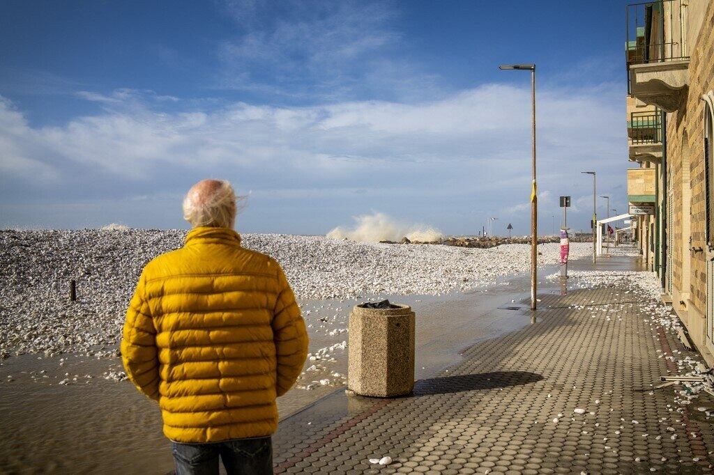 Em Campi Bisenzio, município da região florentina onde a situação é mais grave e onde o rio Bisenzio transbordou ontem em duas áreas, as pessoas tiveram que subir nos telhados de suas casas para ficar em segurança e pedir ajuda, segundo a imprensa local
