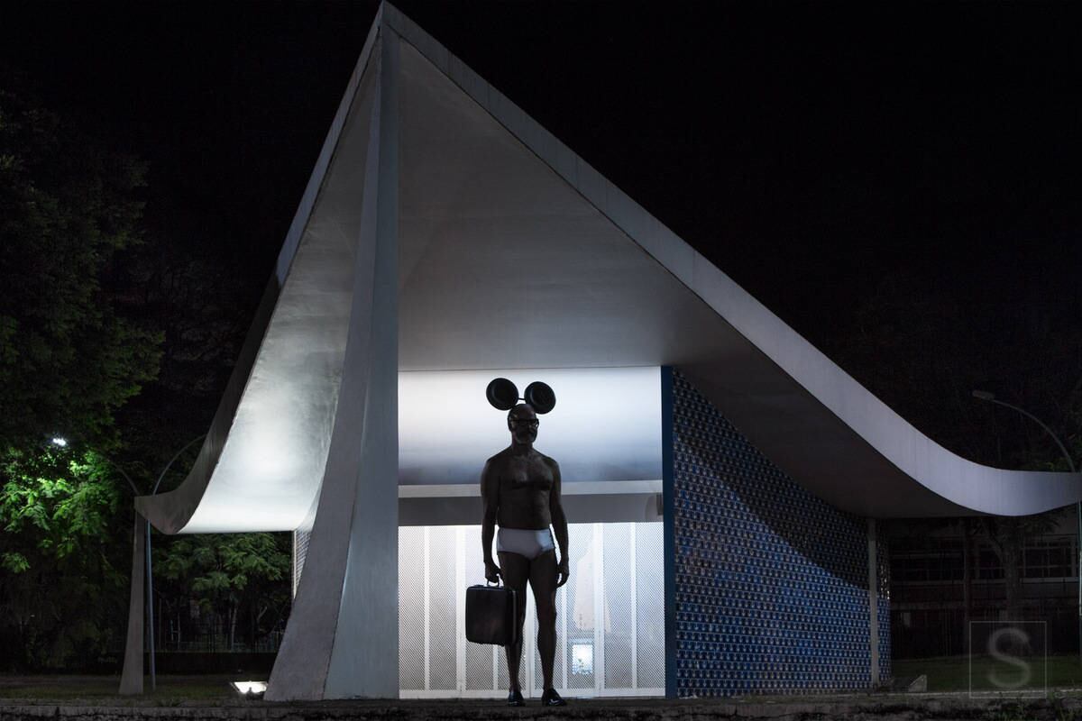 Durante a performance, o
Mickey realizava algum movimento e só gritava “Guerrilla style! Guerrilla
style!”,  o que em produções
cinematográficas significa improvisar e filmar em locais sem autorização 