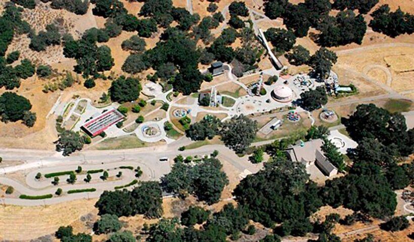 Michael tinha um parque de diversões chamado Neverland, Terra do Nunca, cujo nome se inspira na fábula de Peter Pan. Ele morou nesse rancho entre 1988 e 2005. Fica em Los Olivos, na Califórnia.