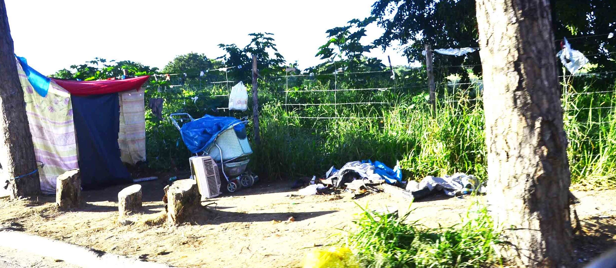 Hoje área tem apenas mato, cercas e seguranças para evitar uma nova invasão. A calçada do lado de fora virou uma minicracolândia