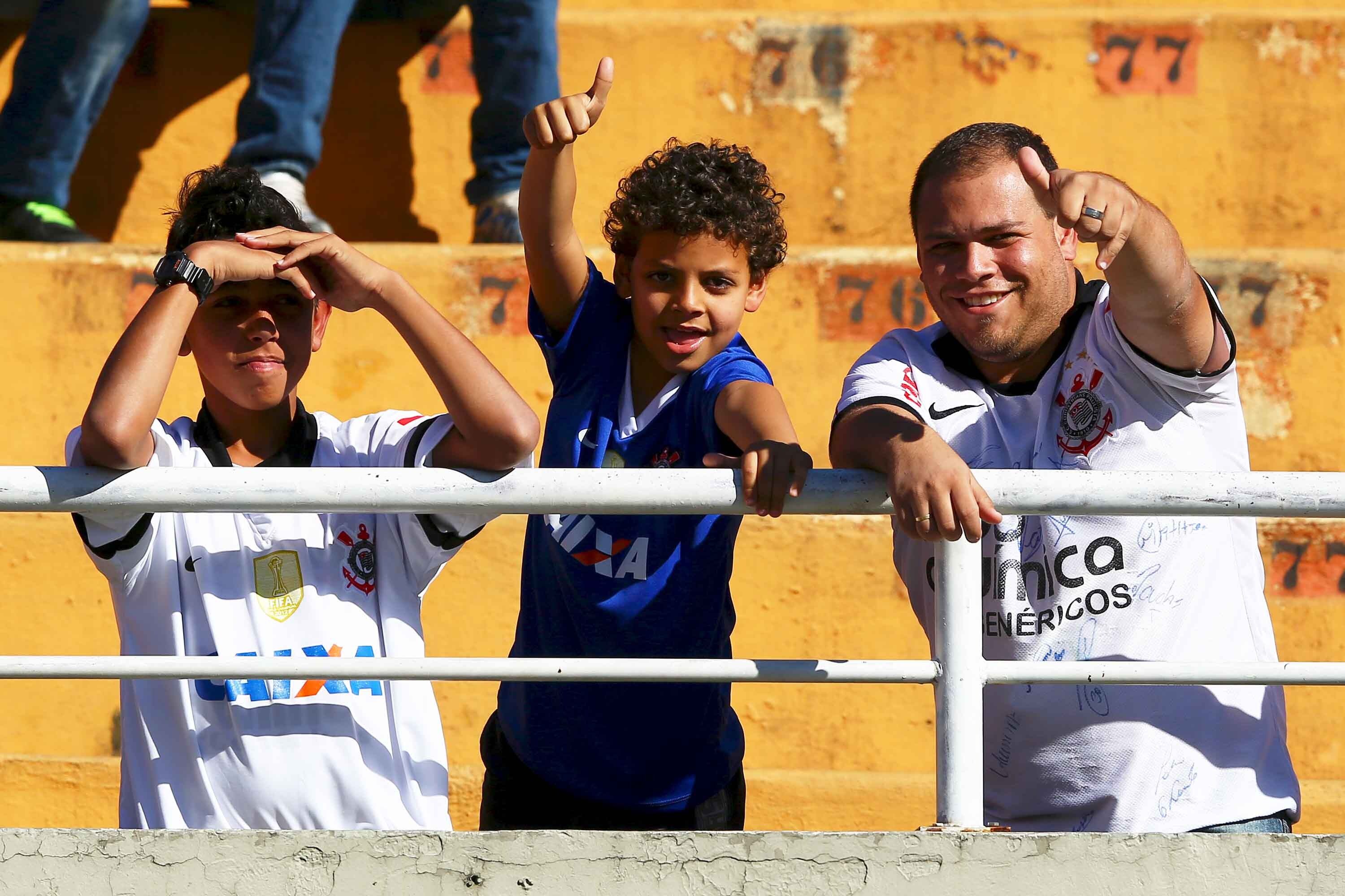 Torcedores do Corinthians fazem festa antes da partida contra o São Paulo pelo Brasileirão