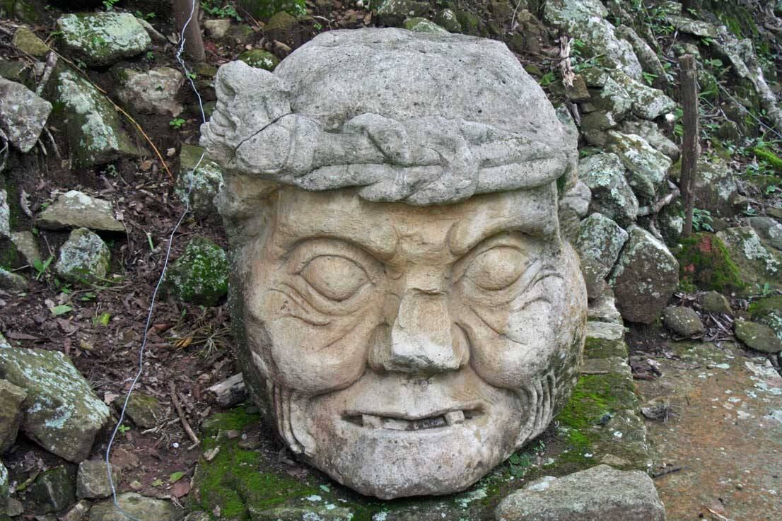 Licença artística, então? Bom, talvez não, uma vez que as
características dele se parecem muito com outros rostos mais conhecidos:
da Ilha de Páscoa