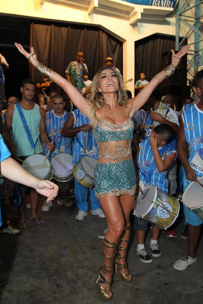 Sabrina Sato comemora aniversário na quadra da Vila Isabel