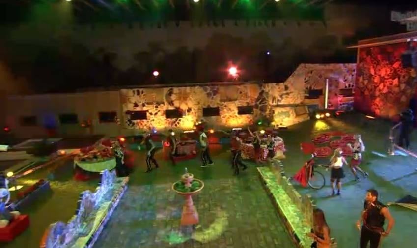 A cantora pulou o cercadinho do palco e correu pelo jardim