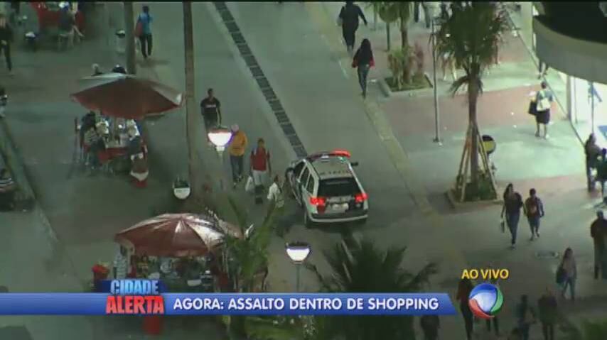 Viatura patrulha shopping após assalto