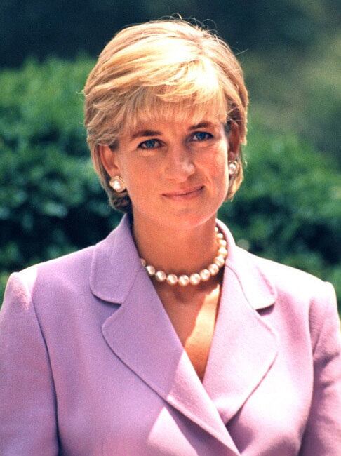 Uma lembrança: a Princesa Diana não era muito fã de bebida, mas era vista em bares conversando como uma anônima. E também gostava de beber um coquetel de pêssego Bellinni.