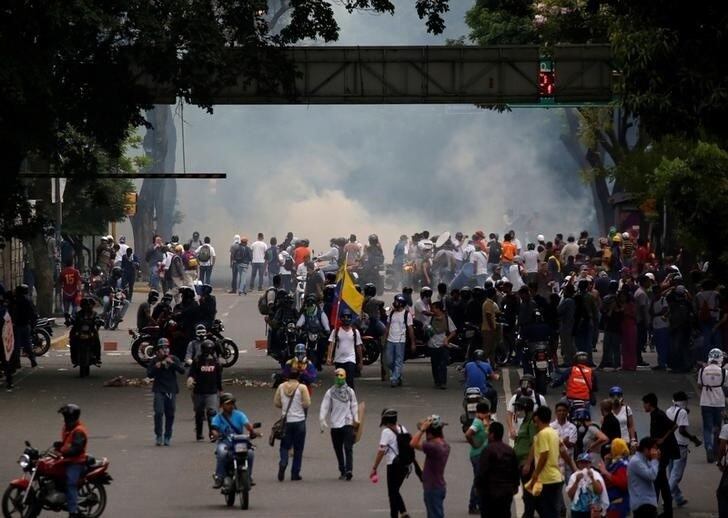 Inflação, escassez de medicamentos e comida geram protestos contra o governo de Nicolás Maduro