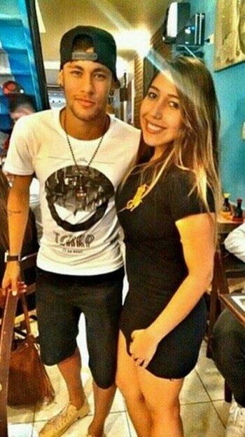 O jogador fez a alegria dos fãs durante sua passagem pela cidade de Santos