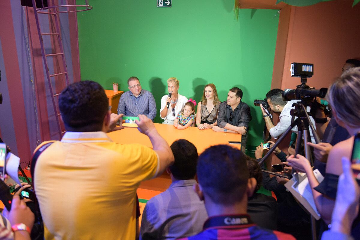 A apresentadora celebrou poder participar da inauguração ds Casa X, depois do susto do ano passado. Na ocasião, um avião atingiu um raio que levava Xuxa para o evento, impedindo sua chegada 


— Em dezembro, depois que houve aquele incidente com o avião, fiquei ainda mais ansiosa para retornar para cá. Eu devia isso a mim mesma e a todos que me aguardavam aqui