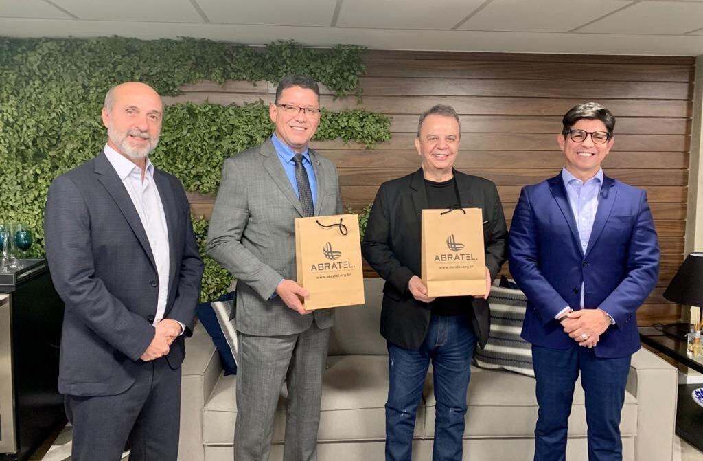 Da esquerda para direita: o Presidente da Abratel Márcio Novaes, o governador do estado de Rondônia Coronel Marcos Rocha, o Diretor Presidente da SIC TV Everton Leoni e o Superintendente de Rede da Record TV e Vice-Presidente de Televisão da Abratel André Dias.