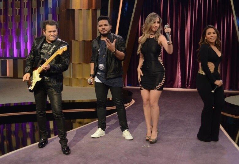 No palco do talk show, o grupo apresenta os seus mais recentes hits