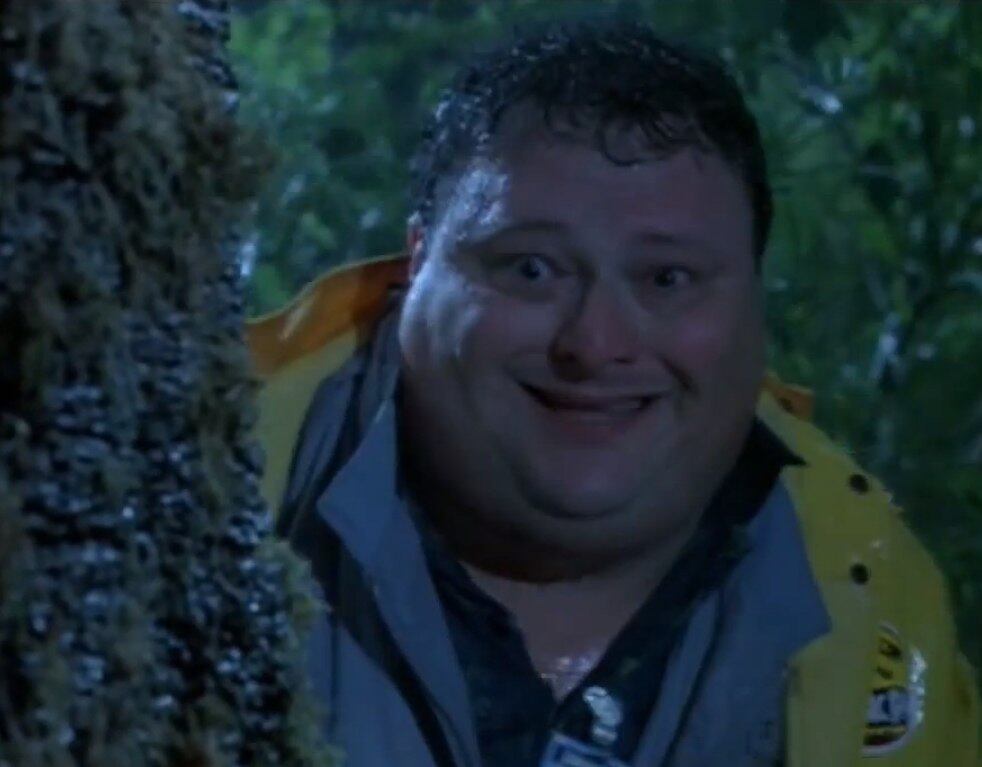 

No monitor de Nedry, o gordo ambicioso que tenta sem sucesso
roubar o DNA dos dinossauros, está passando o filme Tubarão, que também tem a direção de Spielberg

