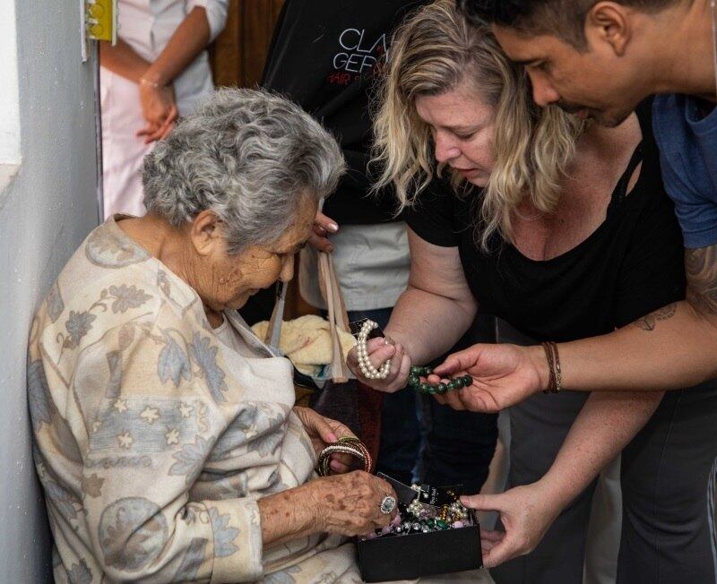 Germano também consegue com suas clientes várias doações para levar para as idosas. Desta vez, levou colares, brincos e pulseiras, para delírio das moradoras 