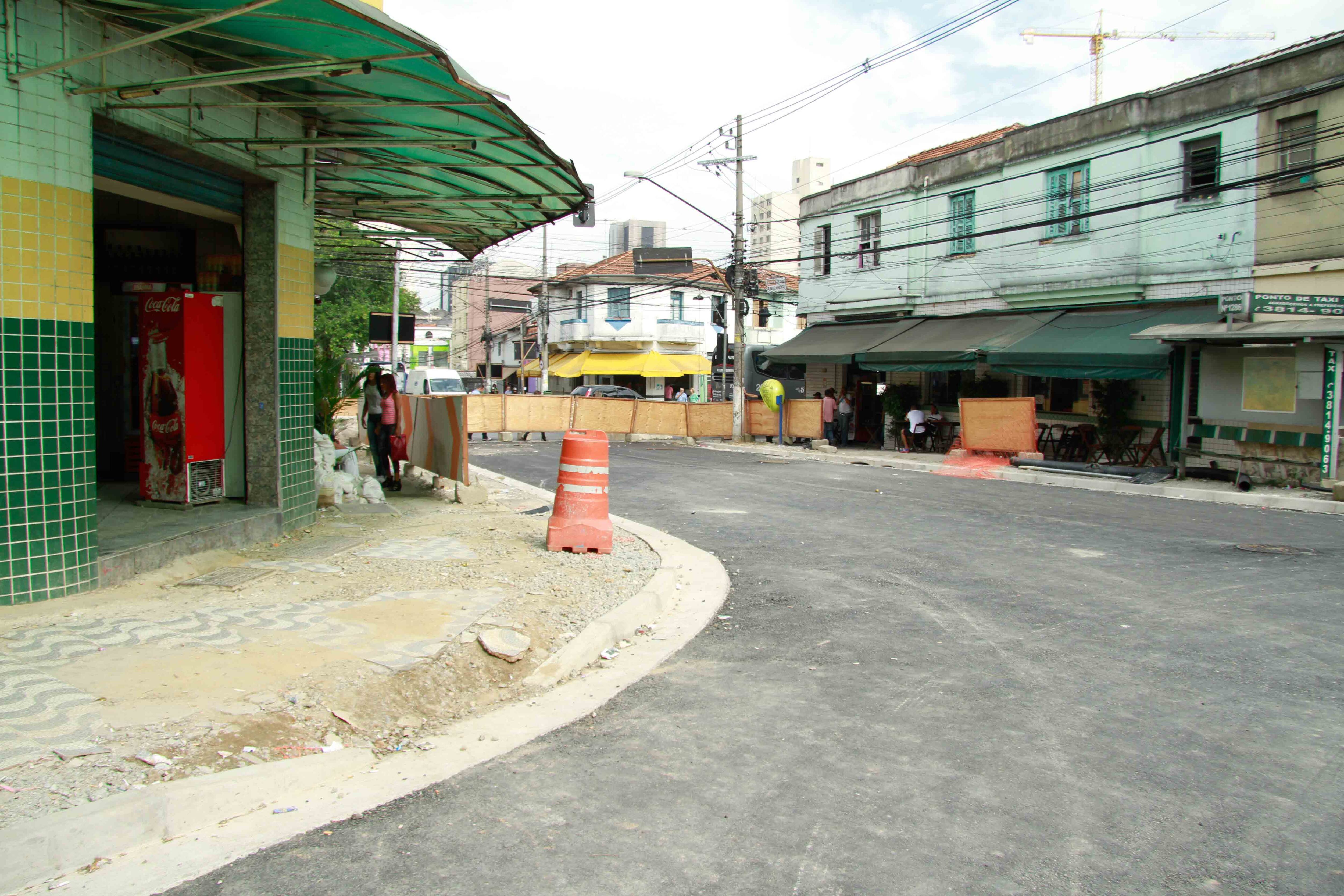 Obras da Operação Urbana Faria Lima tomam conta da região do Largo da Batata há mais de dois anos. Segundo lojistas da região, mesmo nos trechos em que as obras já foram finalizadas, o movimento do comércio não retornou e há quem registre queda no orçamento de 20% a 50%.