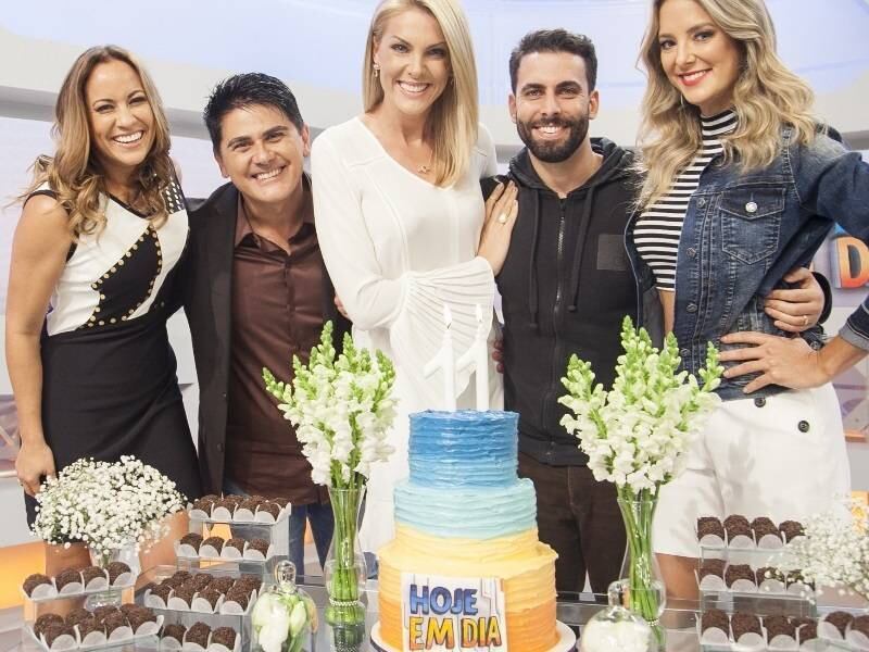 Ana Hickmann também usou a internet para celebrar os 11 anos de programa: "Hoje, 22 de agosto, nosso querido programa completa 11 anos! Muito obrigado pelo trabalho lindo e impecável de todas as manhãs! É uma honra trabalhar neste programa. Obrigada Rede Record por acreditar no nosso trabalho"