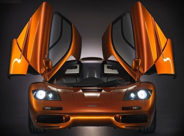 Já pensou em pilotar um McLaren feito especialmente para as ruas? Com o McLaren F1, o sonho se tornou possível. Sob o capô está um motor V12 6.0 de 627 cavalos e apenas 266 quilos, construído pela BMW. Quer saber do que ele é capaz?