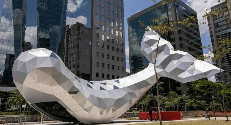 Escultura tem seis metros de altura e 20 metros de comprimento