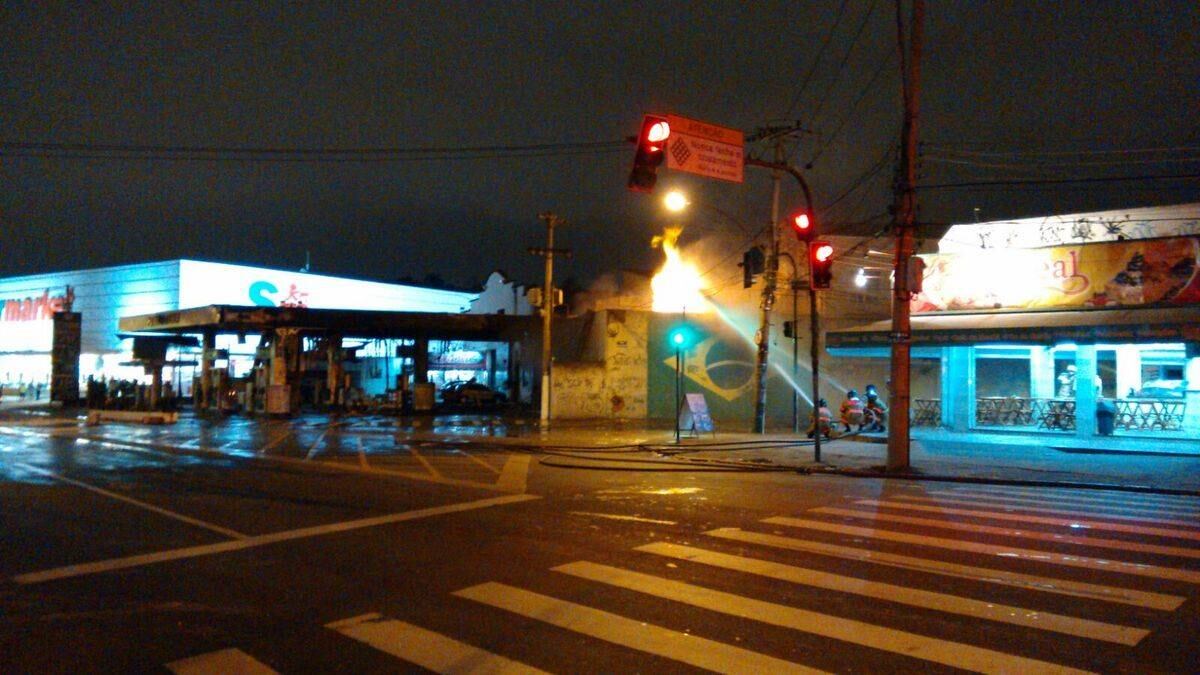 Bombeiros combateram as chamas em posto de gasolina na avenida Dom Hélder Câmara