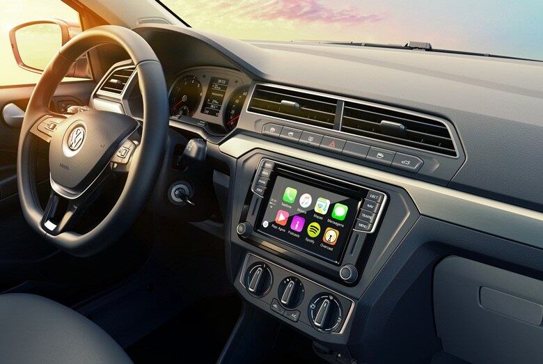 Mas a grande estrela dos novos Gol e Voyage é a conectividade. A dupla de compactos chega para ser referência da categoria com a oferta de três diferentes centrais multimídia, todas com telas sensíveis ao toque e a plataforma Volkswage-App, que reúne a função de espelhamento Mirror Link e os sistemas Apple Carplay e Google Android Auto