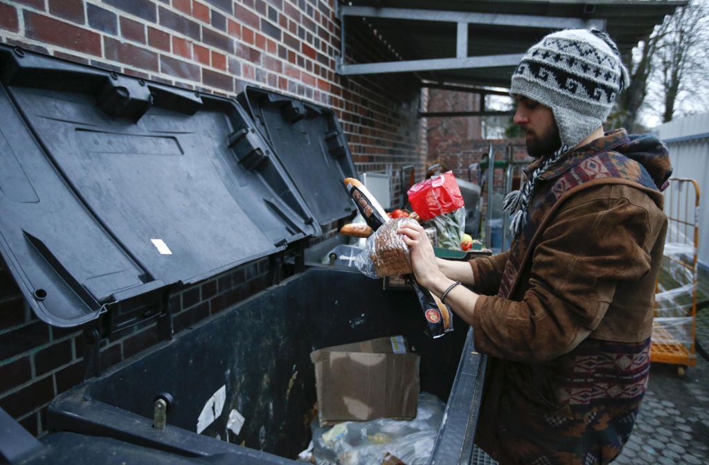 O freeganismo se tornou famoso em meados dos anos 90, junto com outros movimentos
anarquistas que lutaram durante o encontro da Organização Mundial do
Comércio, na cidade de Seattle, em 1999, que foi um dos definiram os
contornos da globalização.

O termo foi criada da junção das
palavras inglesas free (livre, grátis) e veganism (veganismo, que é a
postura de não ingerir alimentos de origem animal)

Leia também: Novidade no Brasil, Black Blocs surgiram há quase três décadas

