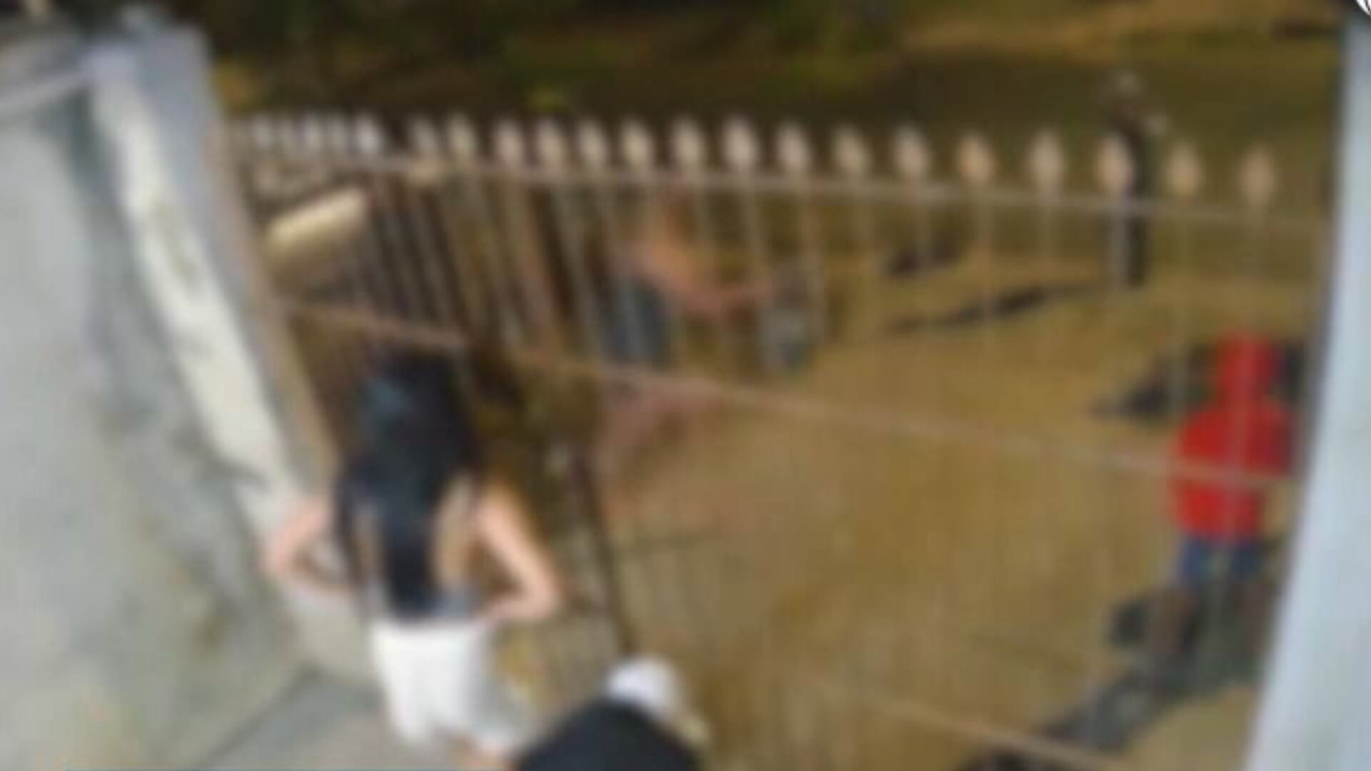 Homem é recebido com festa na rua após atirar em vizinha e ser liberado pela polícia