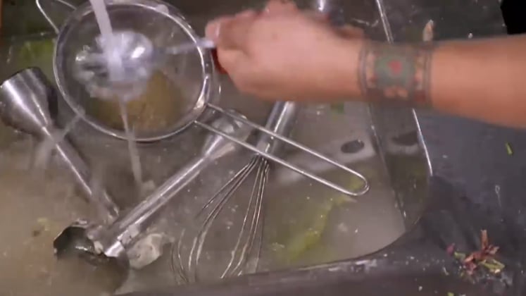 Uma cozinha limpa é
necessária para que a organização dos pratos saia da melhor forma. Felipe
Bronze ao ver que o time verde não estava seguindo essa regra, logo deu uma bronca: “Está
imunda. Nunca mais quero ver isso!”