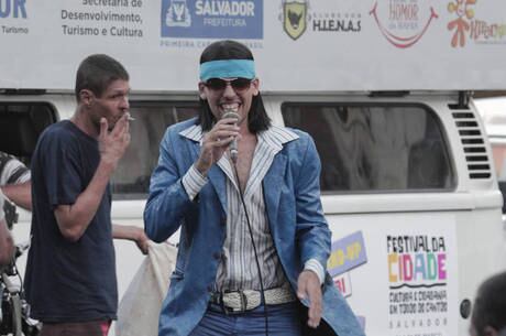 Ator integrante do "Clube dos Hienas" durante performance
