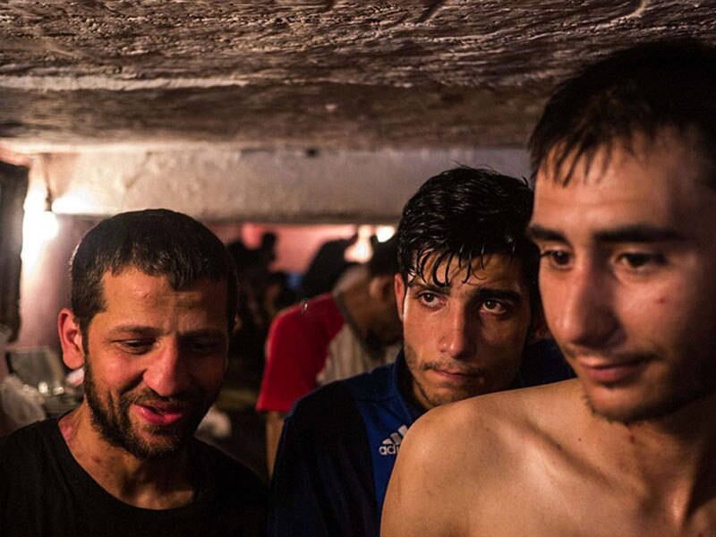 Embora alguns critiquem a falta de ação do governo, especialistas comentam que muitos dos que moram nesses "abrigos de drogas" são órfãos, rejeitados por empregadores e vão muito mal na escola