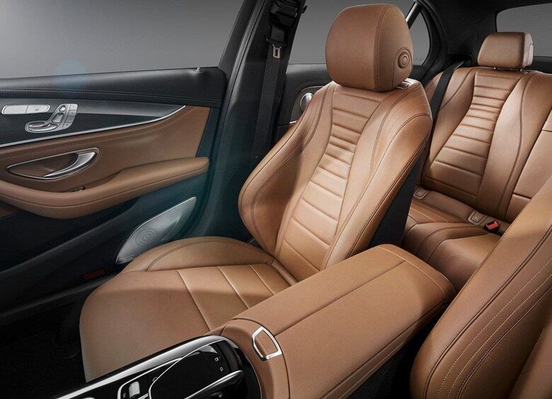 Nesta imagem é possível ver o espaço interno generoso. Como muitos donos do Classe E possuem motorista, o assento traseiro entrega elevado conforto, com três níveis de reclinação para os encostos, opção de suporte para tablets e até um sistema de calefação que sopra ar quente em partes específicas da cabine, para invernos mais rigorosos