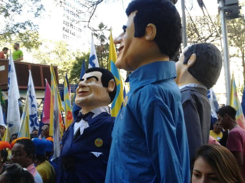 Centenas de pessoas aguardam chegada de Aécio em BH