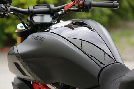 Tanque com 17 litros, é musculoso e permite bom encaixe das pernas