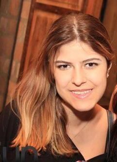 Mais
madura, ela já entende melhor a própria doença. Motivada a ajudar
outras pessoas, a estudante fez diversas pesquisas para encontrar
outros portadores e mantém contato com uma instituição americana
por meio de um grupo de pacientes pelo Facebook. O intuito dela era
criar uma ONG no Brasil para incentivar pesquisas e compartilhar
informações sobre a síndrome, considerada muito rara. O projeto
foi adiado, mas o blog a ajuda a ter contato com pessoas que têm
sintomas semelhantes e a receber mensagens de apoio

