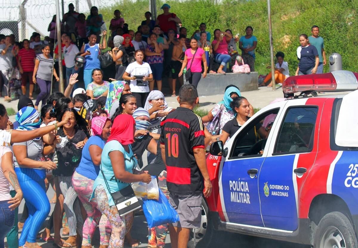 Familiares de presos de três presídios do Amazonas protestaram após as mortes ocorridas neste domingo (26) e segunda (27) dentro dos complexos. Segundo a Secretaria Estadual de Administração Penitenciária (Seap), as mortes ocorreram por enforcamento no Instituto Penal Antônio Trindade (Ipat), na Unidade Prisional do Puraquequara (UPP) e no Centro de Detenção Provisória Masculino (CDPM1), em Manaus