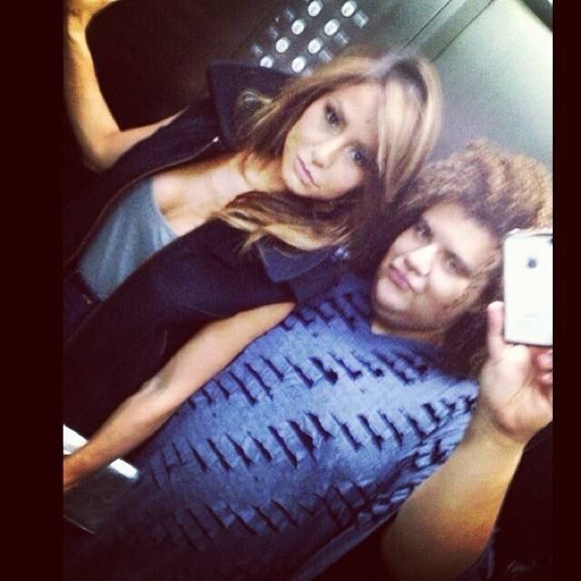 Gominho publicou uma foto em que aparece no elevador com Sabrina Sato.

— Bom dia pra quem acordou em clima de celebração! Parabéns, minha amiga! Que Deus continue guiando seu caminho com tanto amor por ti que ele
tem, e faz nós todos termos também! Você é luz! Te amo!