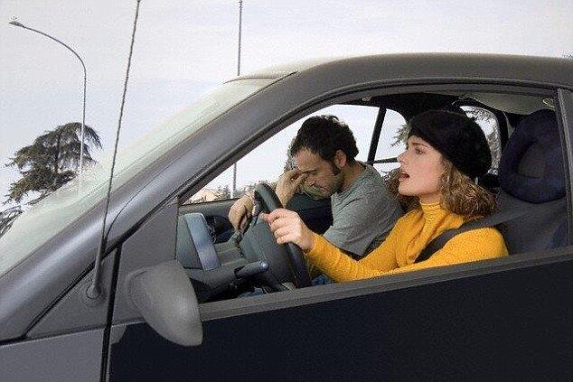 Um dos mitos comuns a respeito das diferenças entre homens
e mulheres começa a ser estudado mais a fundo e as primeiras conclusões
aparecem. Segundo uma pesquisa recente da Universidade Norueguesa de Ciência e
Tecnologia, homens realmente têm melhor senso de direção do que as mulheres,
pois utilizam uma parte separada do cérebro para buscarem o melhor caminho. Um outro estudo, feito pela Universidade de Tel-Aviv, complementou essa conclusão
