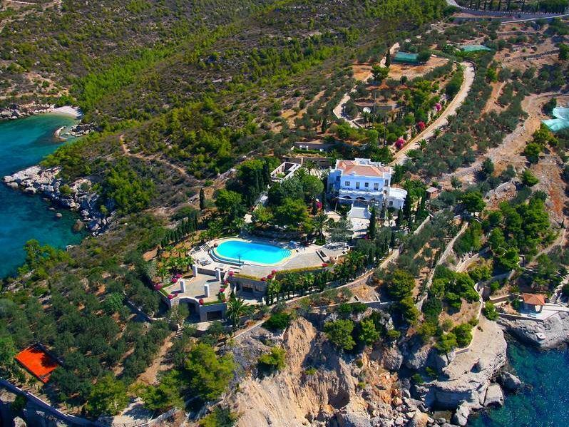 Esta propriedade na ilha de Spetses, na Grécia, não é
exatamente uma casa de campo, mas entra no conceito de um local tranquilo para
descansar
