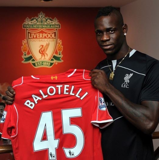 Mario Balotelli acertou na semana passa seu retorno ao futebol inglês. Desta vez, o jogador irá defender as cores do Liverpool, usando o número 45, que sempre o acompanhou, nas costas. O motivo do centroavante usar tal número é pelo fato deste que dá sorte ao atleta. Veja outros jogadores com numerações "curiosas"