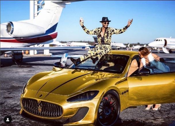 Aviões, carros de luxo, joias, dinheiro vivo, bolsas de grife, comida de primeira: tudo isso faz parte do dia a dia dos ricaços espalhados pelo mundo. Mais que isso, eles gostam de ostentar o patrimônio que têm (ou fingem que têm) nas redes sociais. Nas próximas fotos, veja do que eles são capazes para chamar a sua atenção na internet