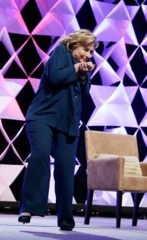 Hillary Clinton conseguiu se esquivar do sapato