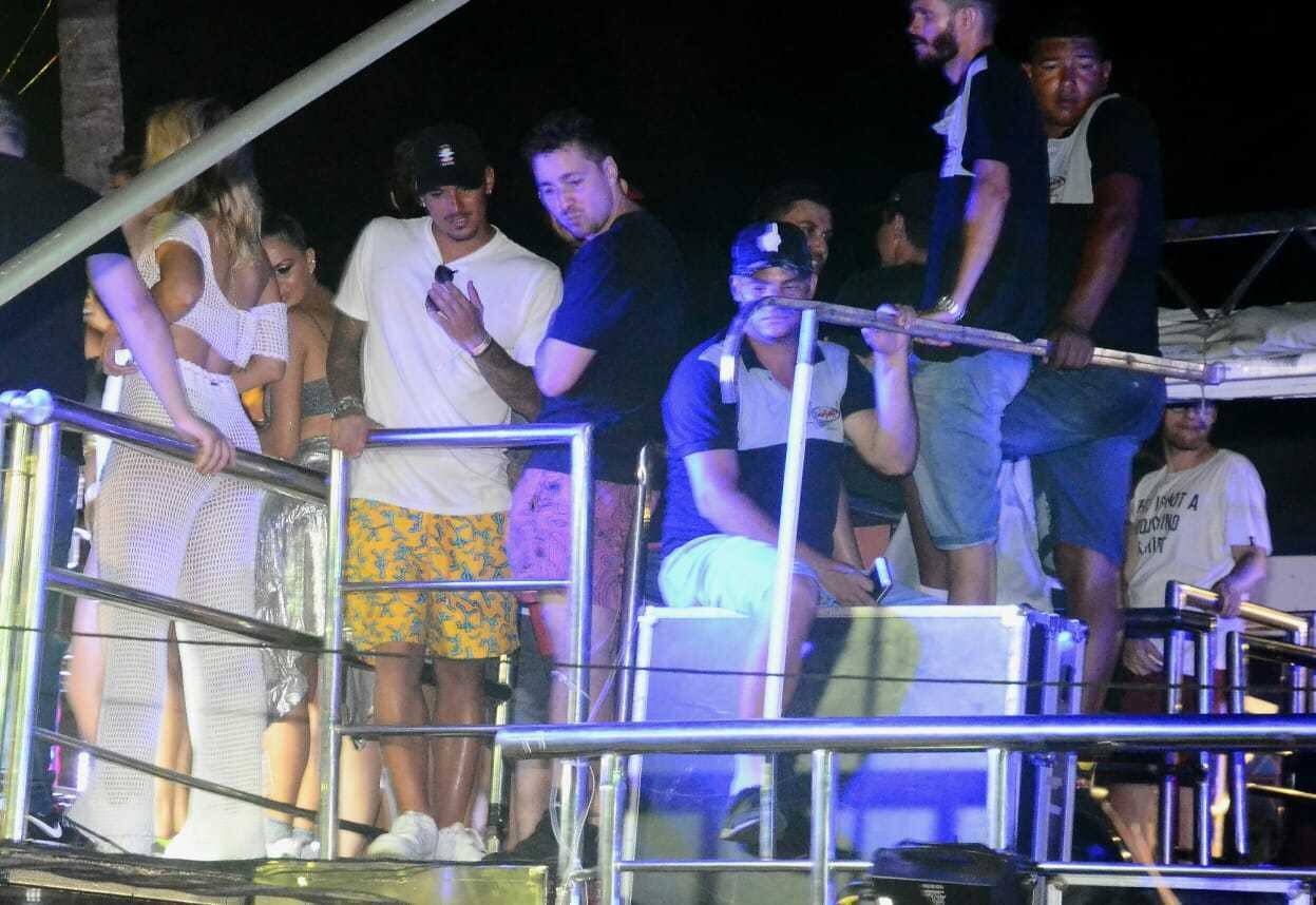 Gabriel Medina começou a folia no meio da multidão, mas depois subiu para o Bloco das Poderosas