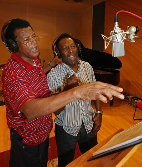 Jair Rodrigues fez parcerias com diversos artistas e até mesmo com Pelé. Na imagem acima, Jair Rodrigues e o ex-jogador de futebol gravam música juntos em um estúdio, em 2009